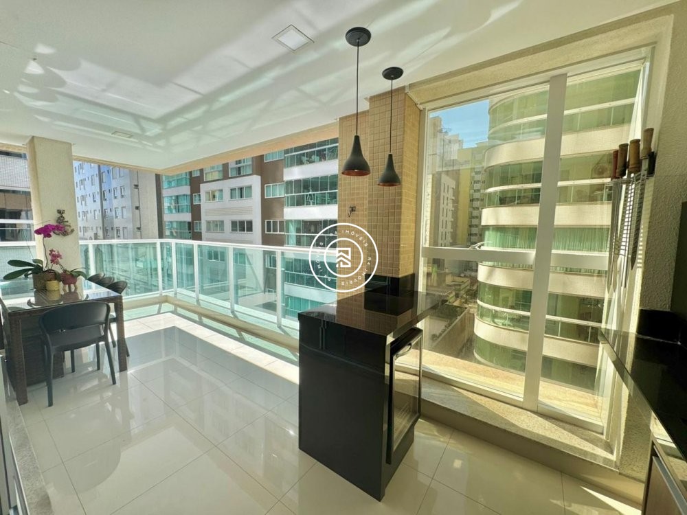 Lindo apartamento com 3 sutes na Meia Praia