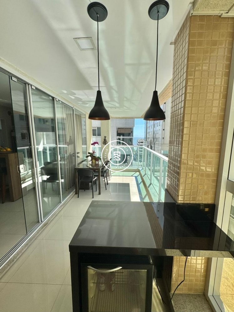 Lindo apartamento com 3 sutes na Meia Praia