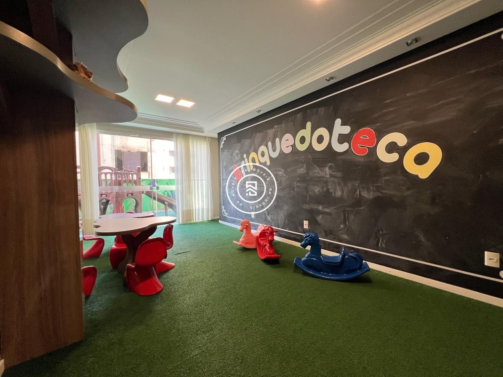 Lindo apartamento com 3 sutes na Meia Praia