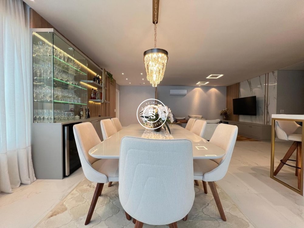 Apartamento finamente mobiliado na Meia Praia