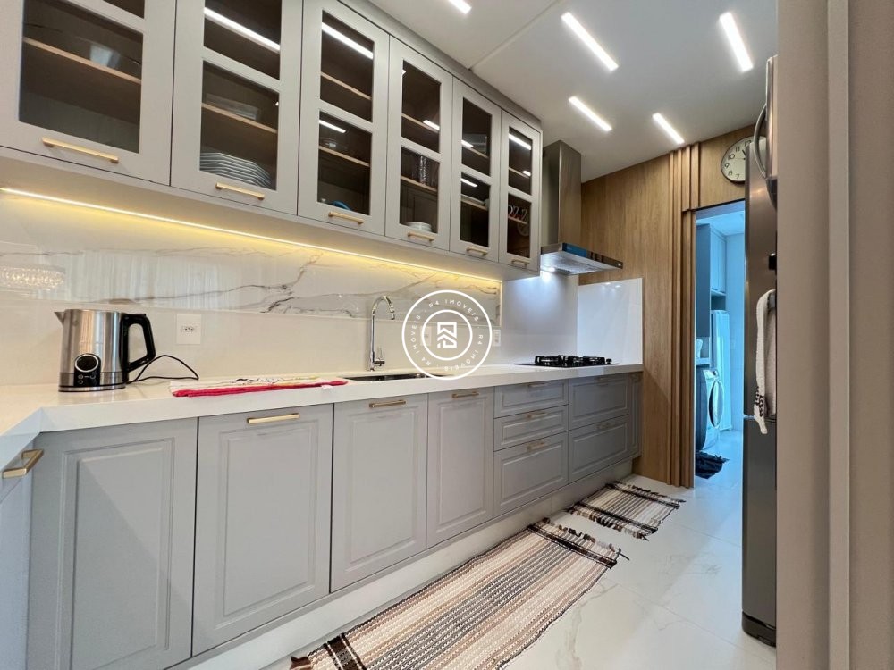 Apartamento finamente mobiliado na Meia Praia