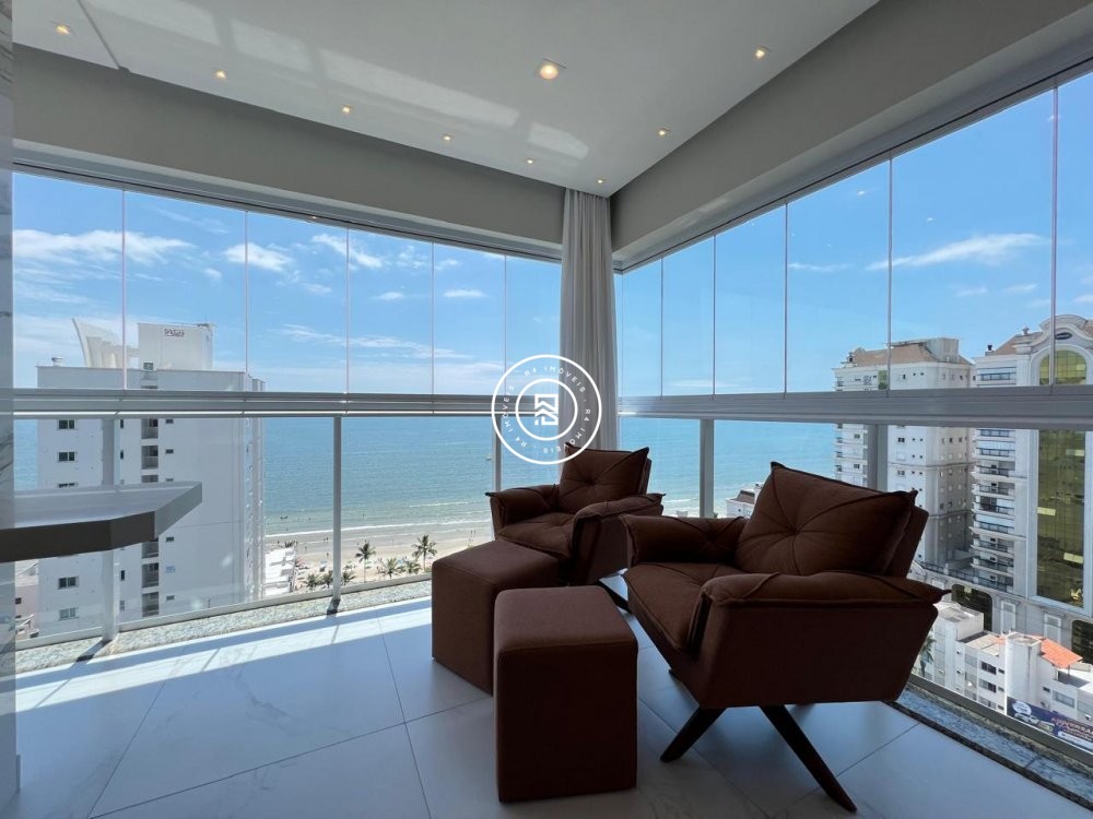 Apartamento finamente mobiliado na Meia Praia