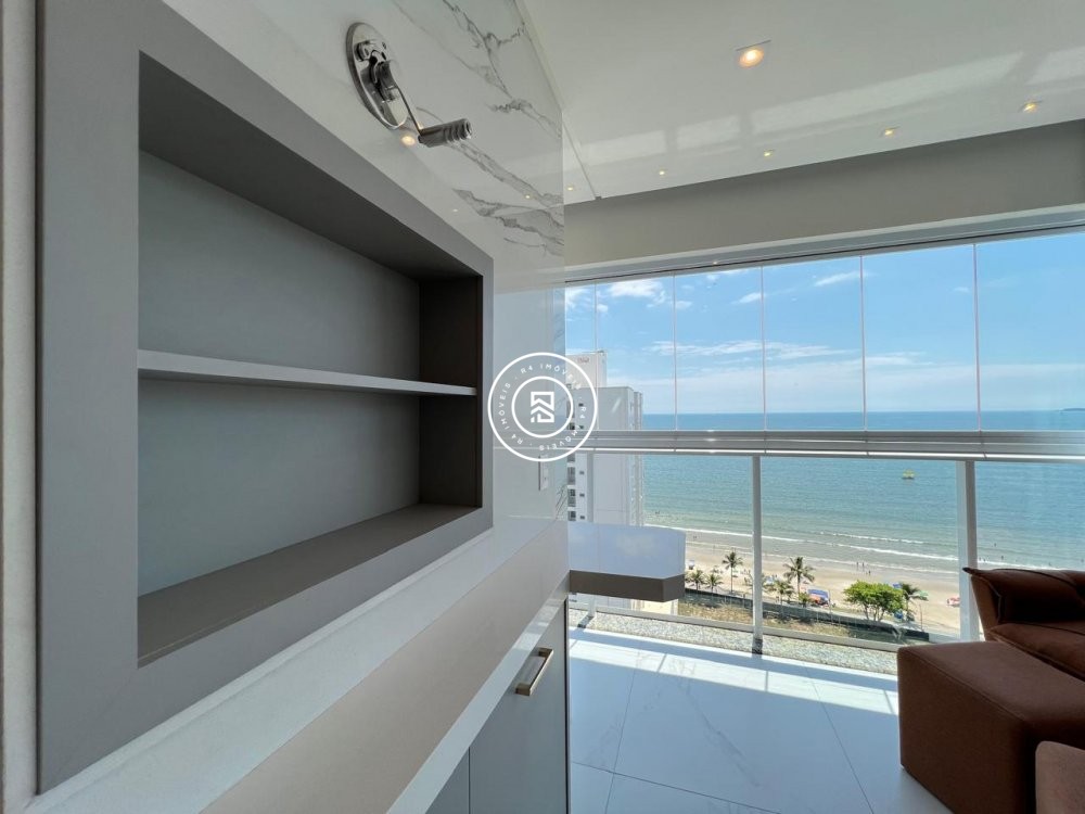 Apartamento finamente mobiliado na Meia Praia