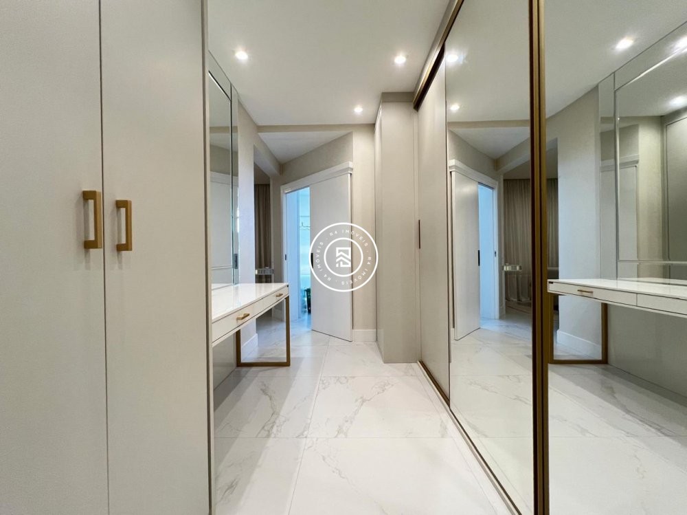 Apartamento finamente mobiliado na Meia Praia