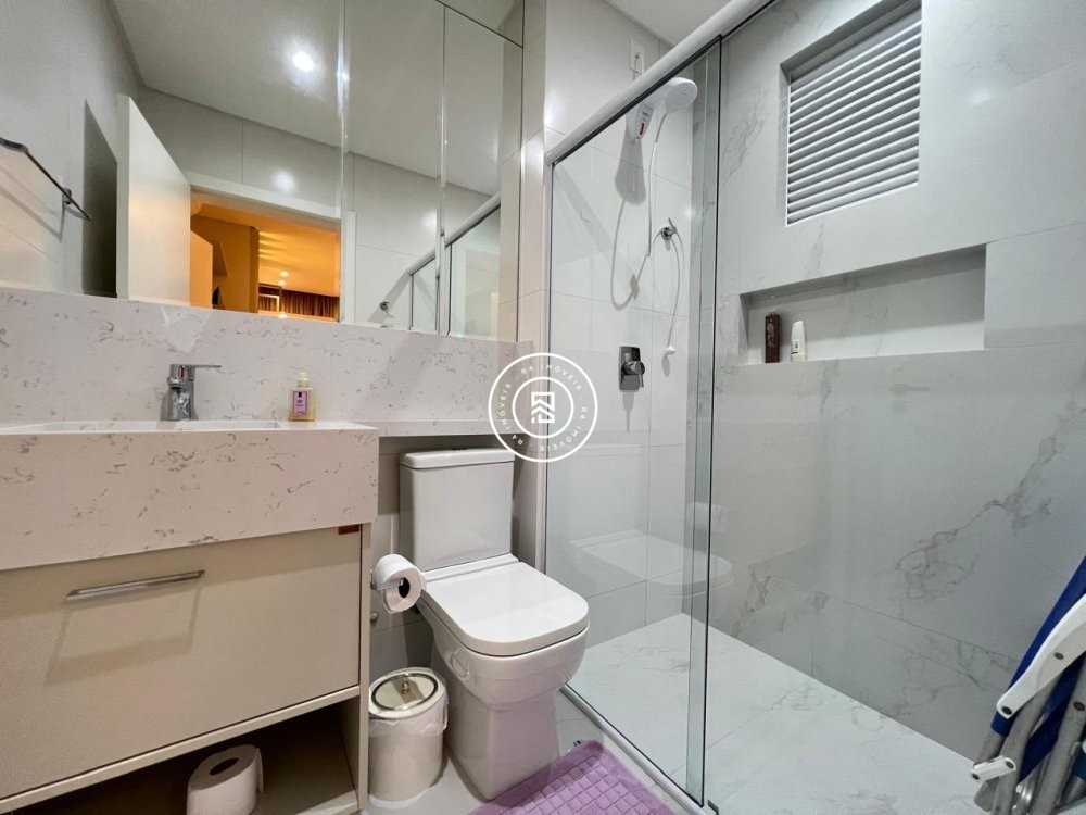 Apartamento finamente mobiliado na Meia Praia