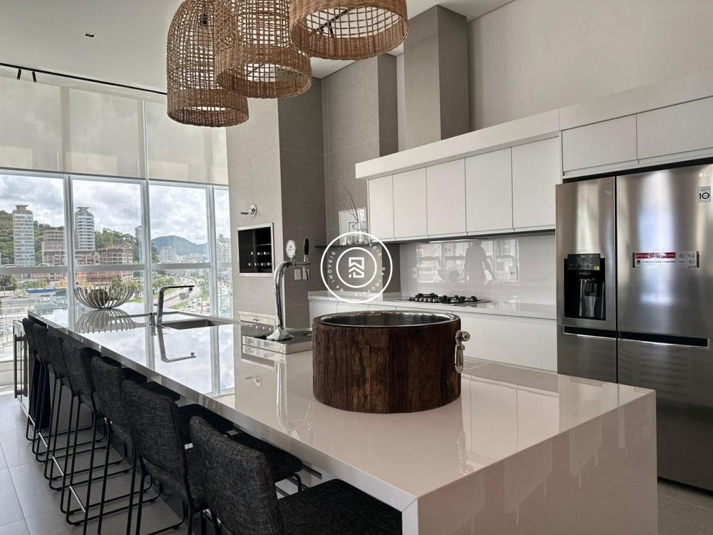 Apartamento finamente mobiliado na Meia Praia