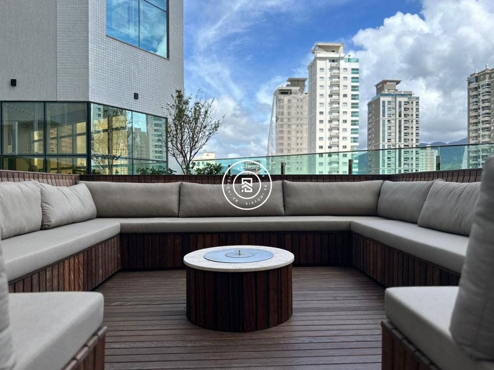 Apartamento finamente mobiliado na Meia Praia