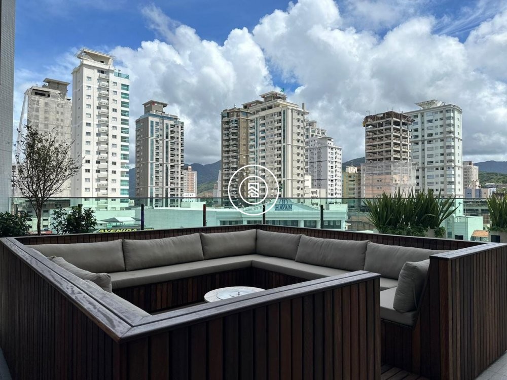 Apartamento finamente mobiliado na Meia Praia