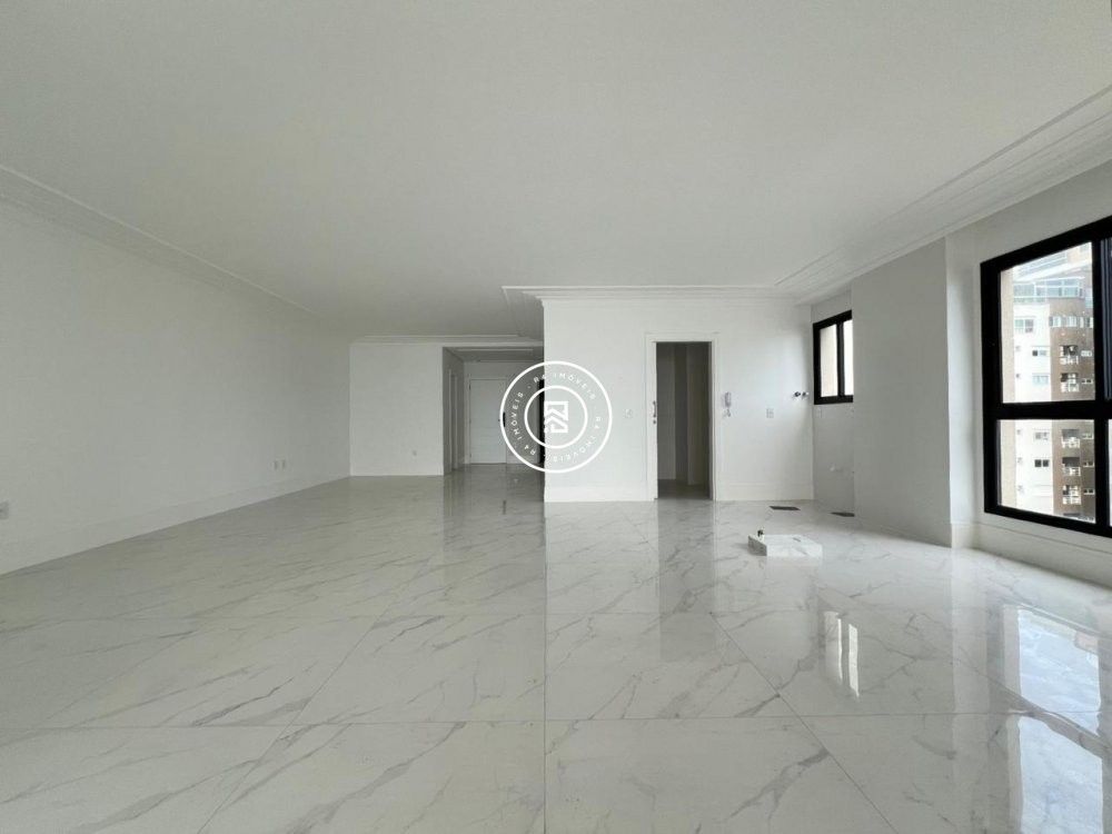 Excelente apartamento de 225m na Meia Praia