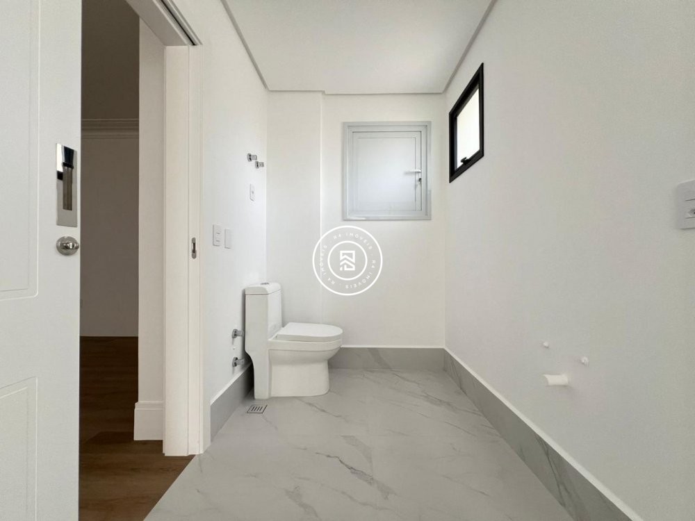 Excelente apartamento de 225m na Meia Praia