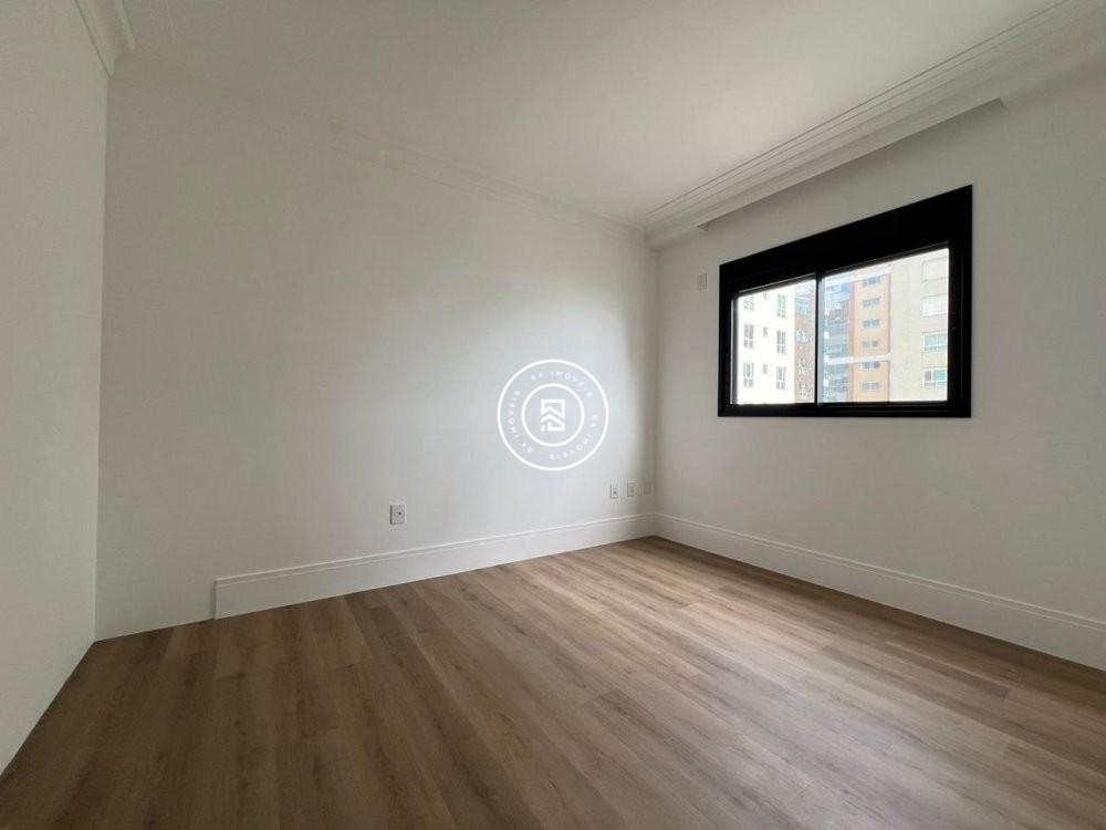 Excelente apartamento de 225m na Meia Praia