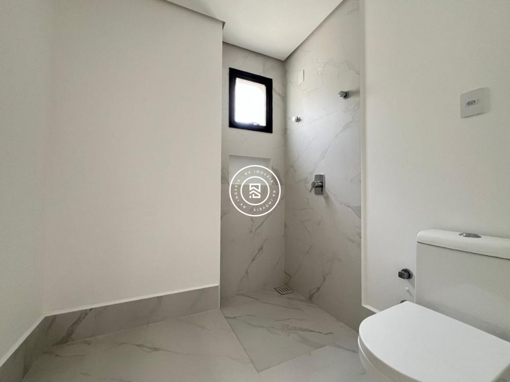 Excelente apartamento de 225m na Meia Praia