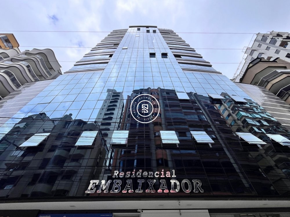 Apto mobiliado no corao da Meia Praia