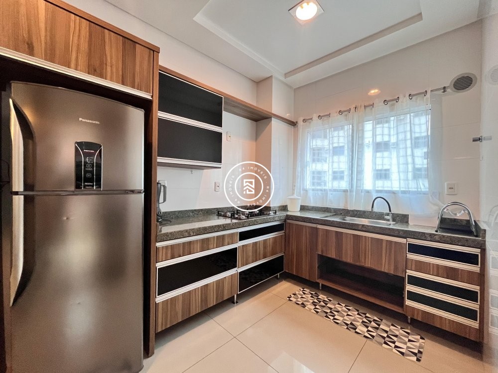 Apto mobiliado no corao da Meia Praia