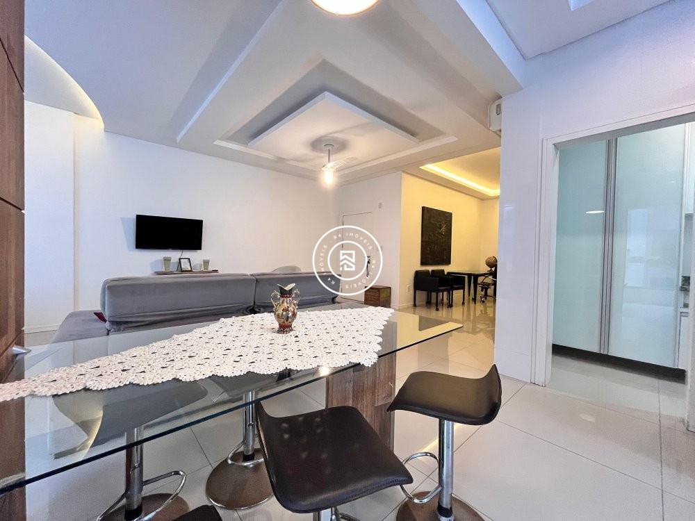 Apto mobiliado no corao da Meia Praia