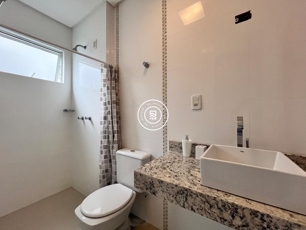 Apto mobiliado no corao da Meia Praia