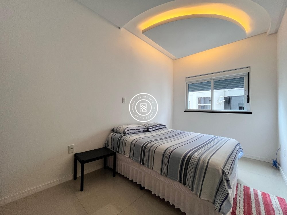 Apto mobiliado no corao da Meia Praia