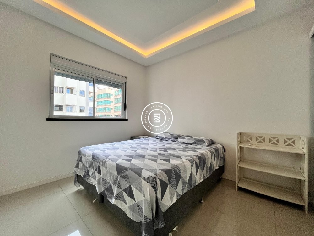 Apto mobiliado no corao da Meia Praia