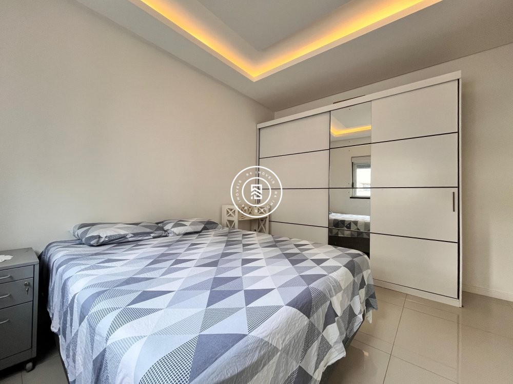 Apto mobiliado no corao da Meia Praia