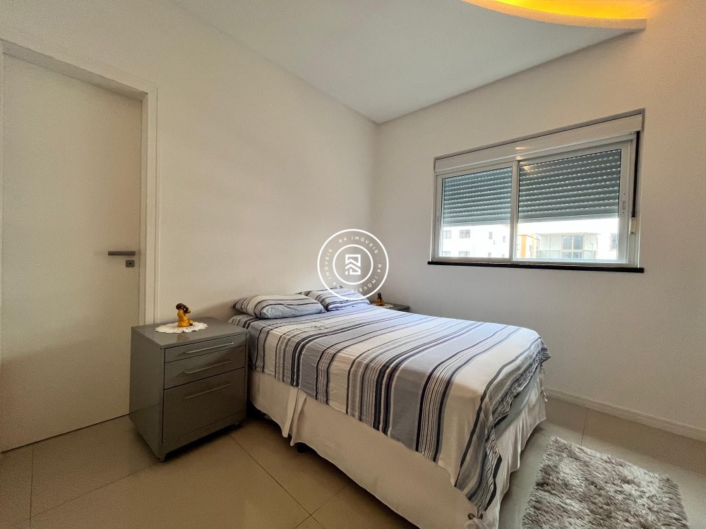 Apto mobiliado no corao da Meia Praia