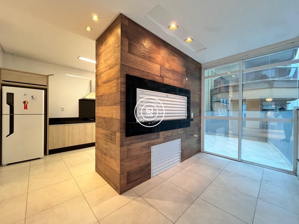 Apto mobiliado no corao da Meia Praia