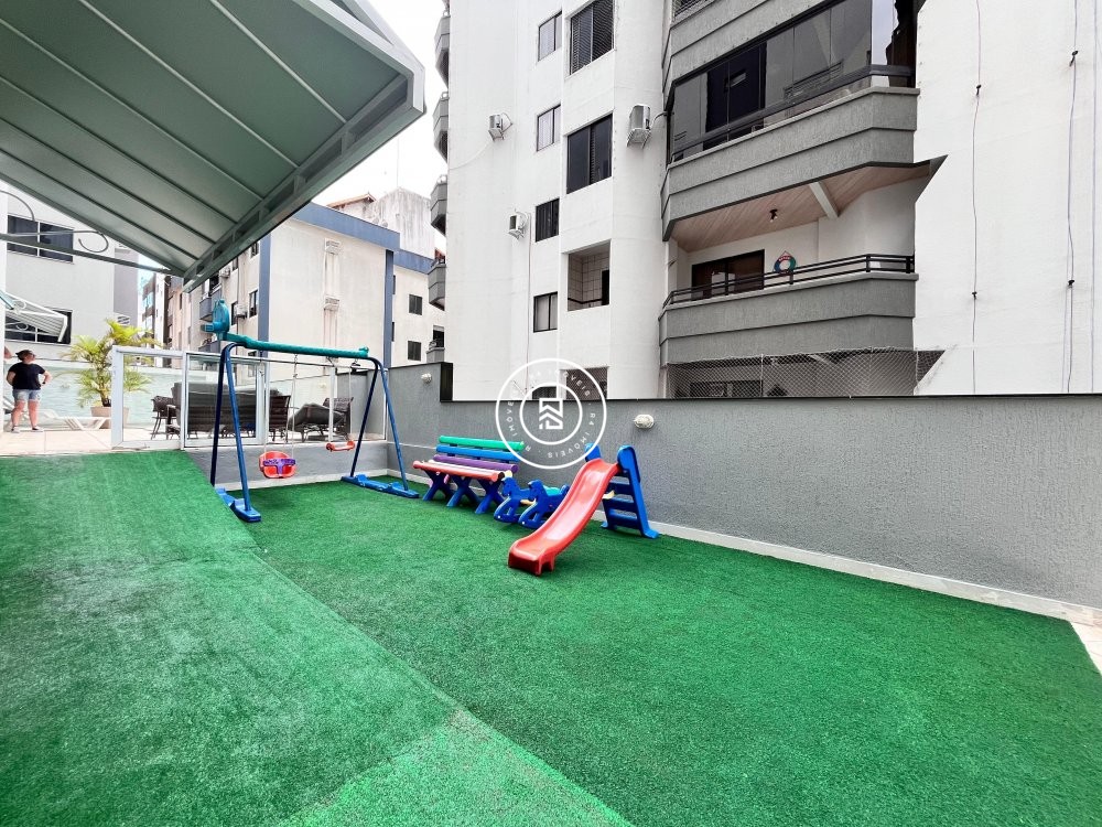 Apto mobiliado no corao da Meia Praia