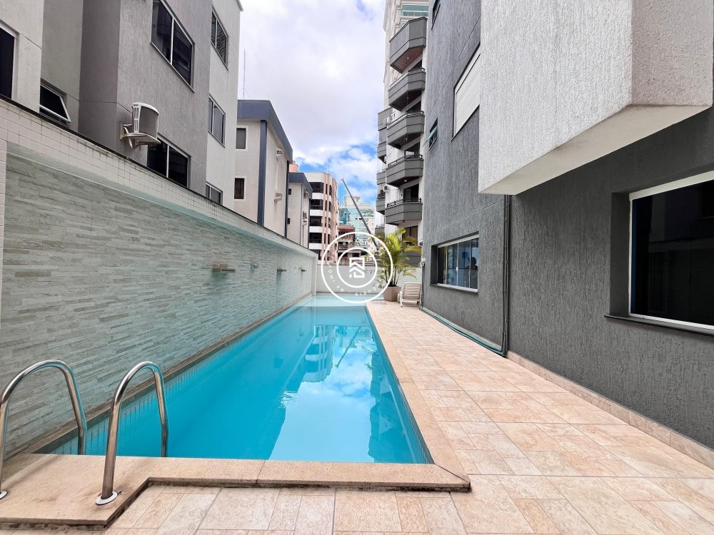 Apto mobiliado no corao da Meia Praia