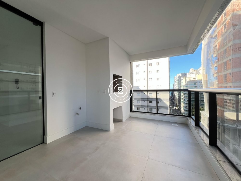 Apartamento novo na Meia Praia