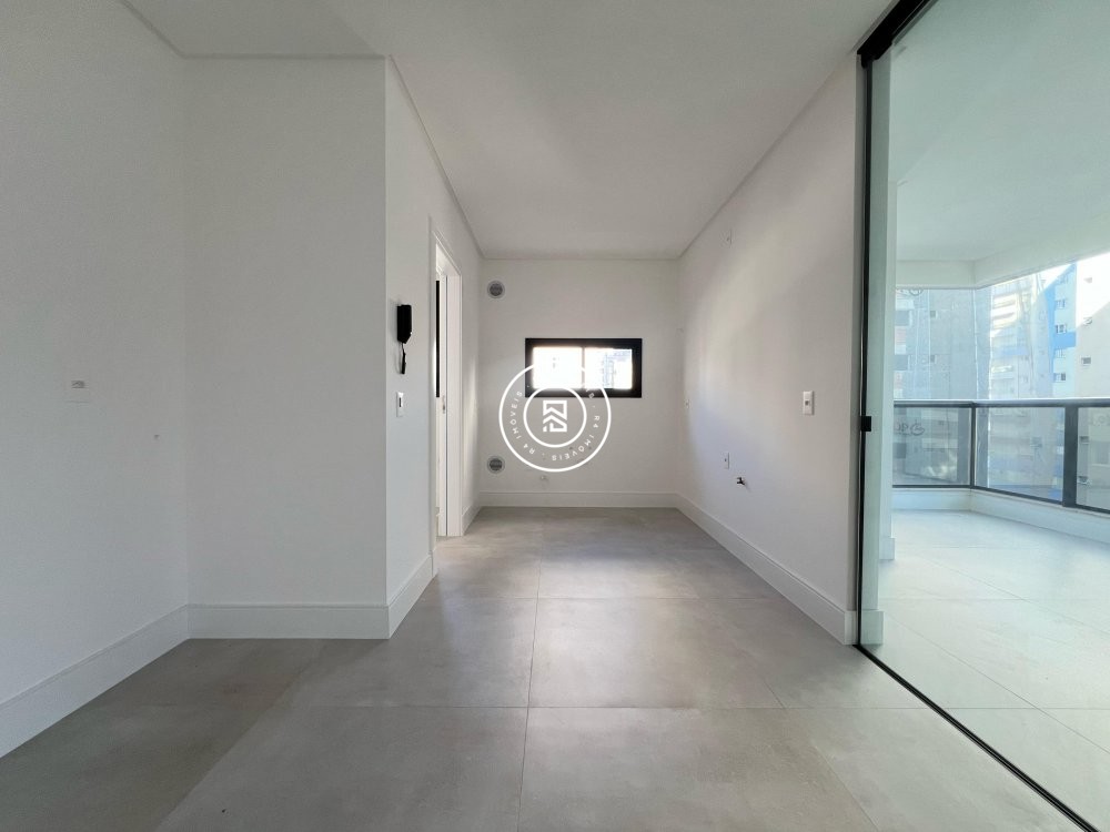 Apartamento novo na Meia Praia