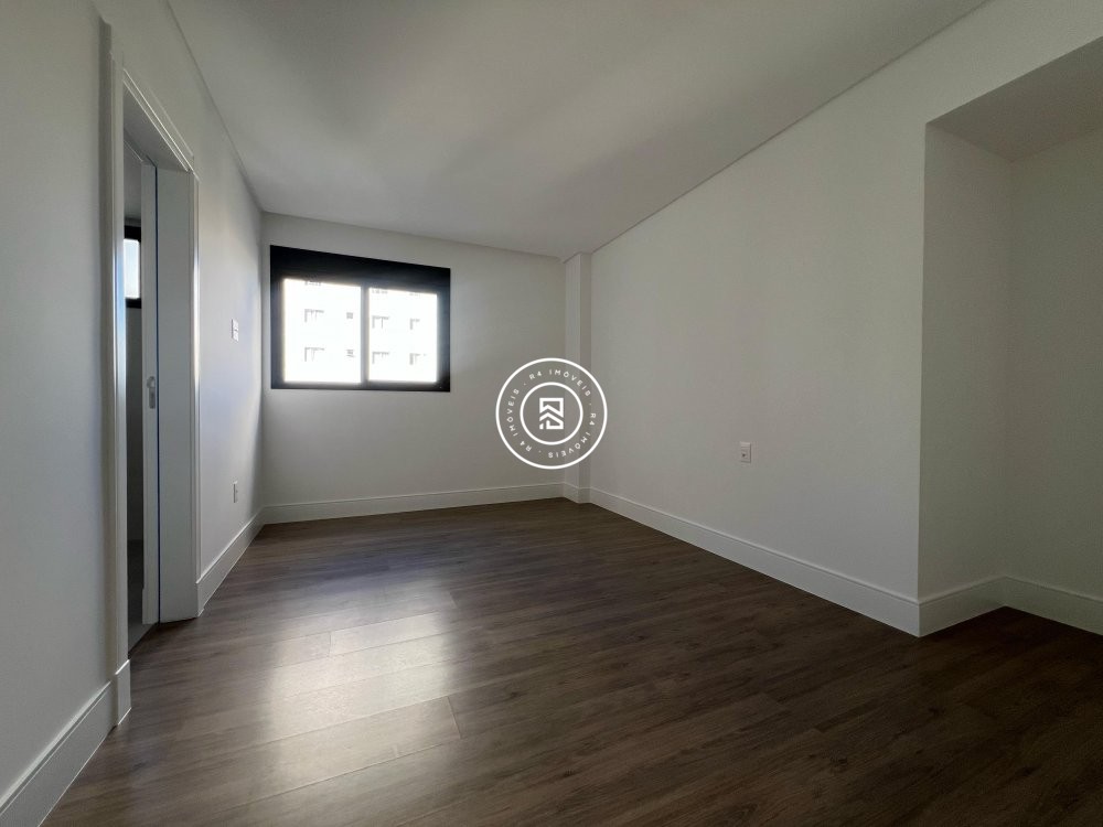 Apartamento novo na Meia Praia