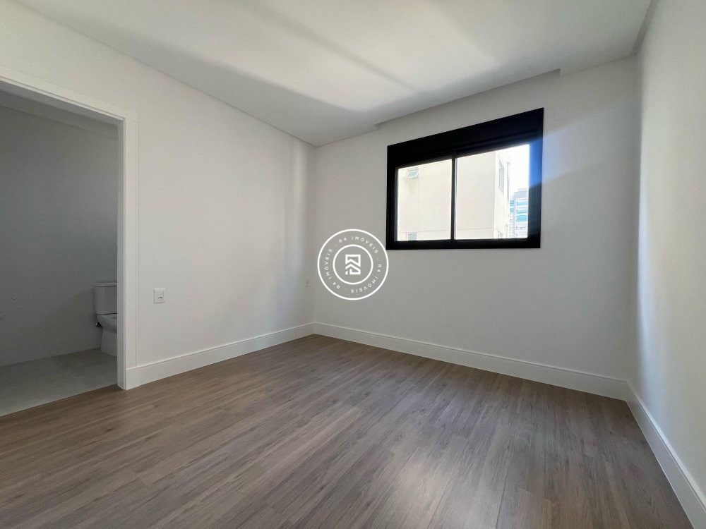 Apartamento novo na Meia Praia