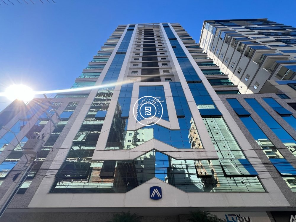 Apartamento novo no corao da Meia Praia