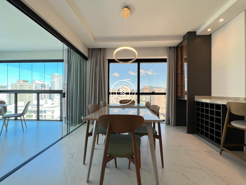 Apartamento novo no corao da Meia Praia