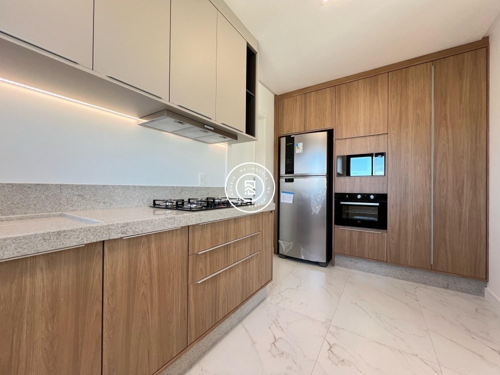 Apartamento novo no corao da Meia Praia