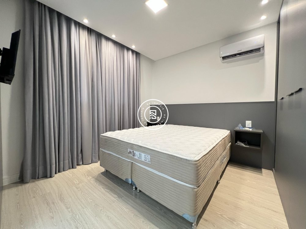 Apartamento novo no corao da Meia Praia