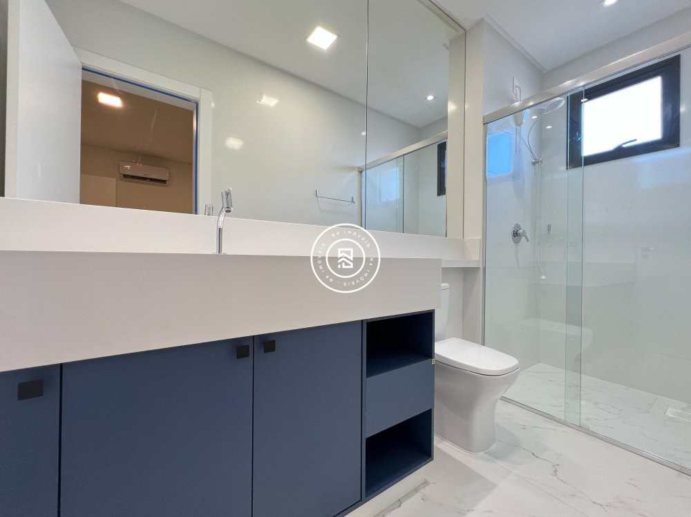 Apartamento novo no corao da Meia Praia