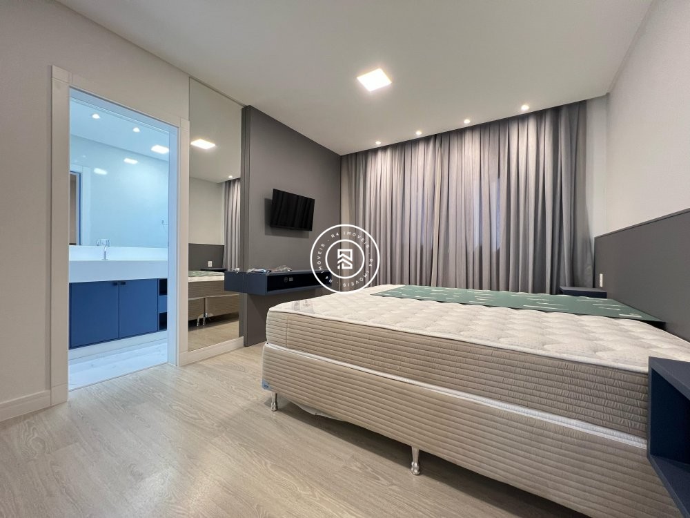 Apartamento novo no corao da Meia Praia