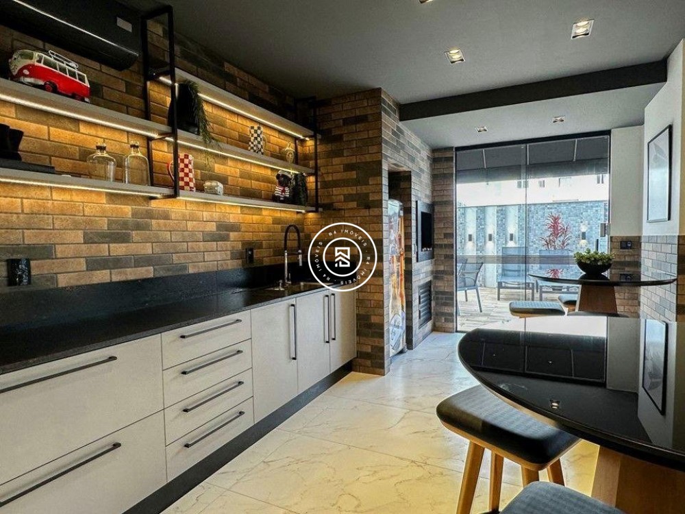 Apartamento novo no corao da Meia Praia