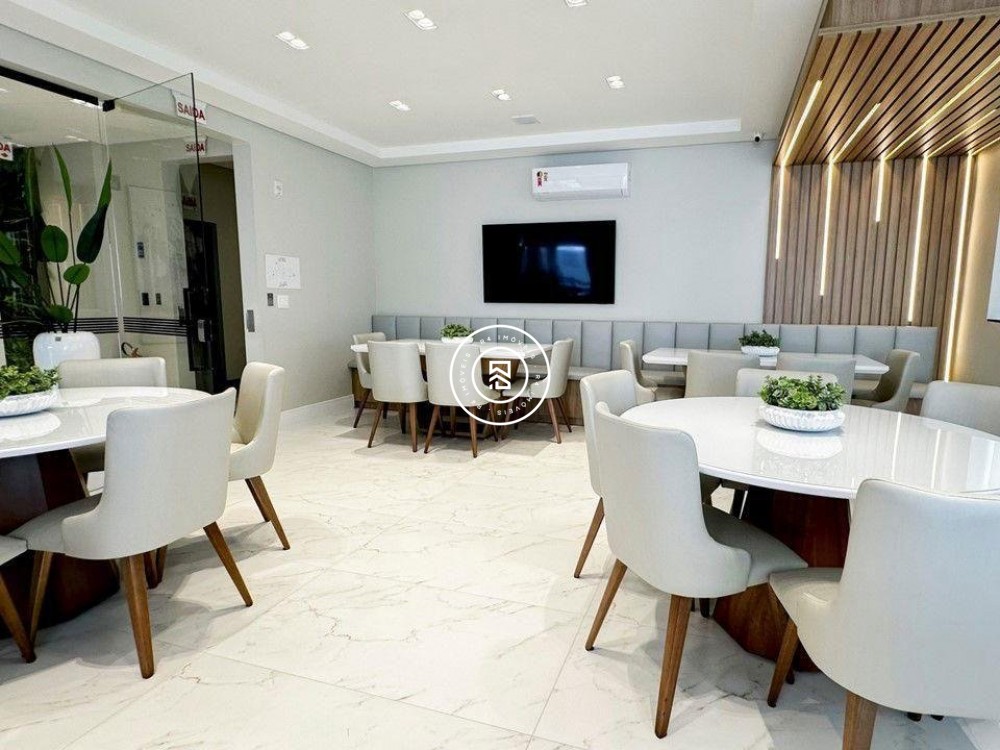 Apartamento novo no corao da Meia Praia