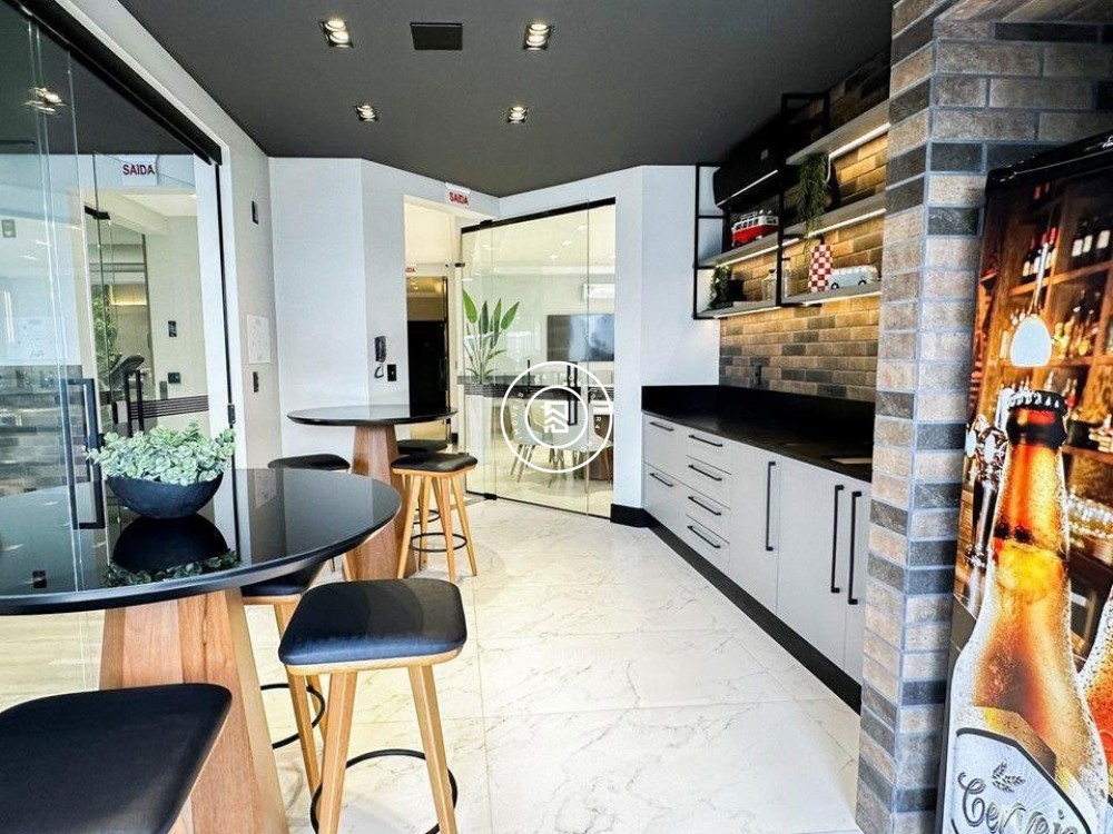 Apartamento novo no corao da Meia Praia