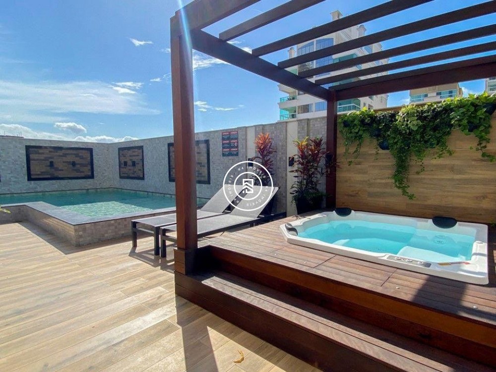 Apartamento novo no corao da Meia Praia