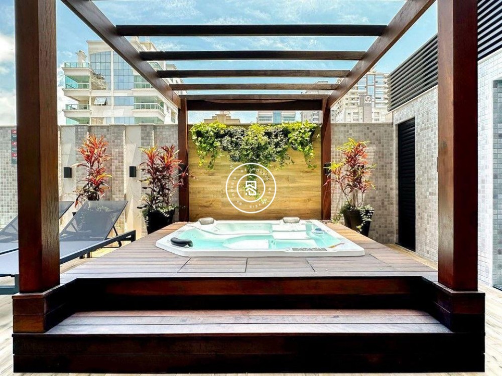 Apartamento novo no corao da Meia Praia