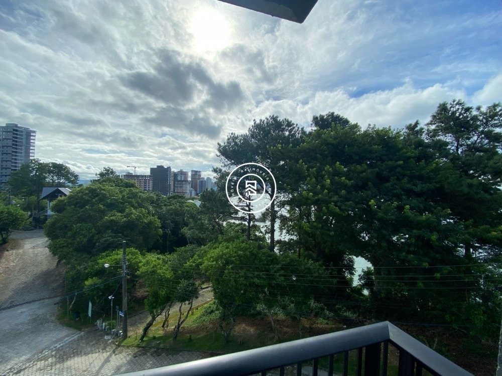 Casa de alto padro em condomnio residencial