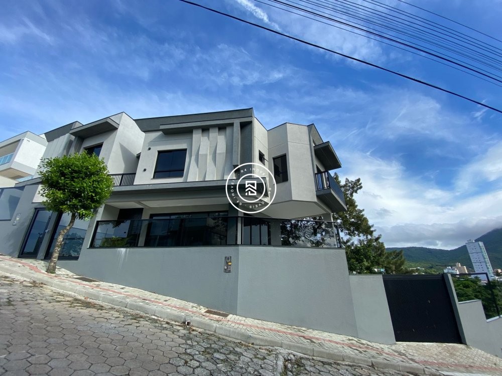 Casa de alto padro em condomnio residencial