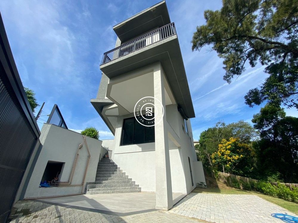 Casa de alto padro em condomnio residencial