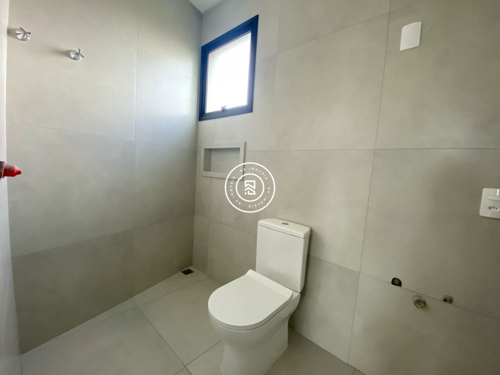 Casa de alto padro em condomnio residencial