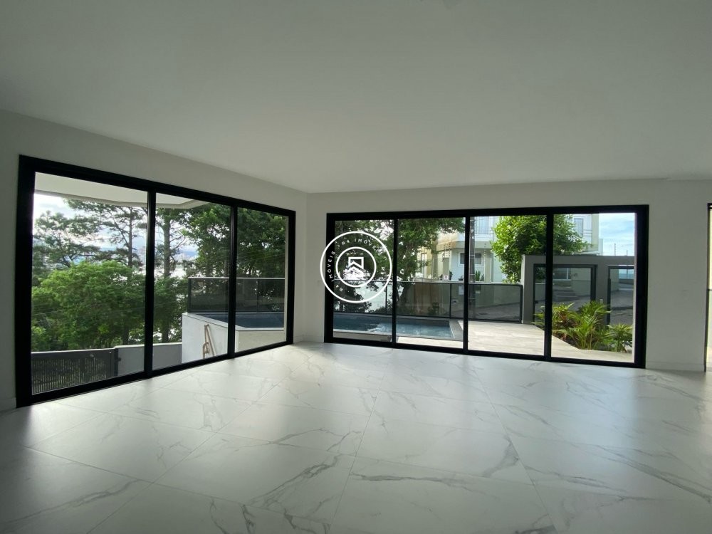 Casa de alto padro em condomnio residencial