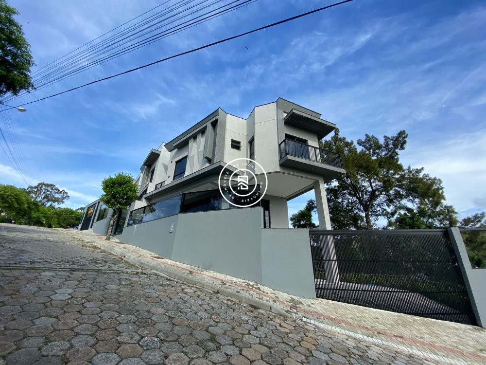 Casa de alto padro em condomnio residencial