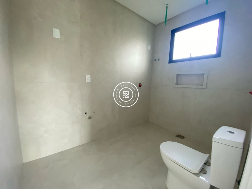 Casa de alto padro em condomnio residencial