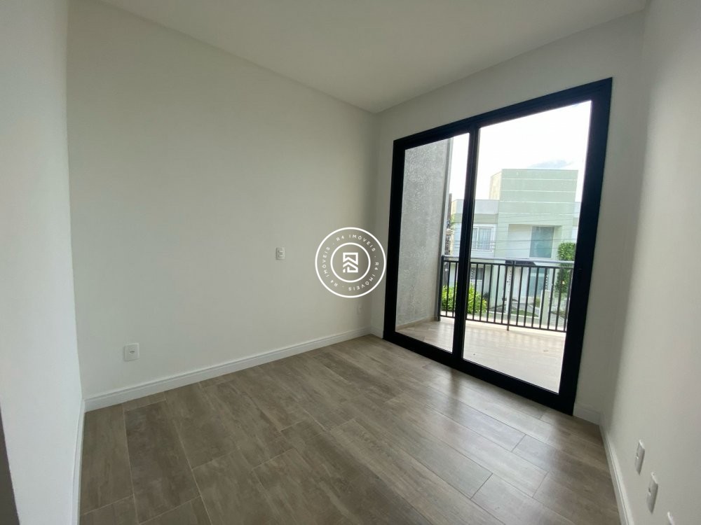 Casa de alto padro em condomnio residencial